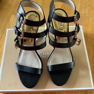 Micheal Kors Beverly sandals in black leather  7 1/2